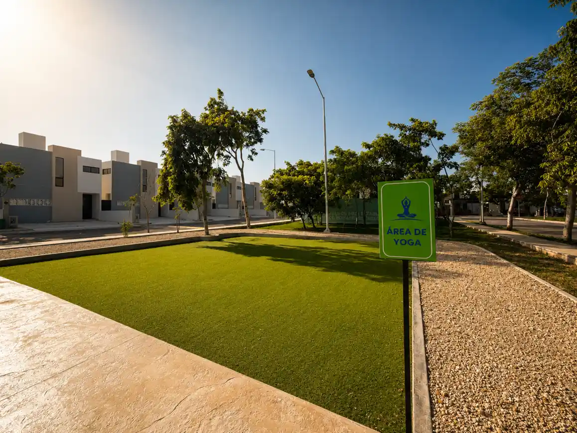 Área de yoga sobre césped en el Parque Central de Bosques de Cholul