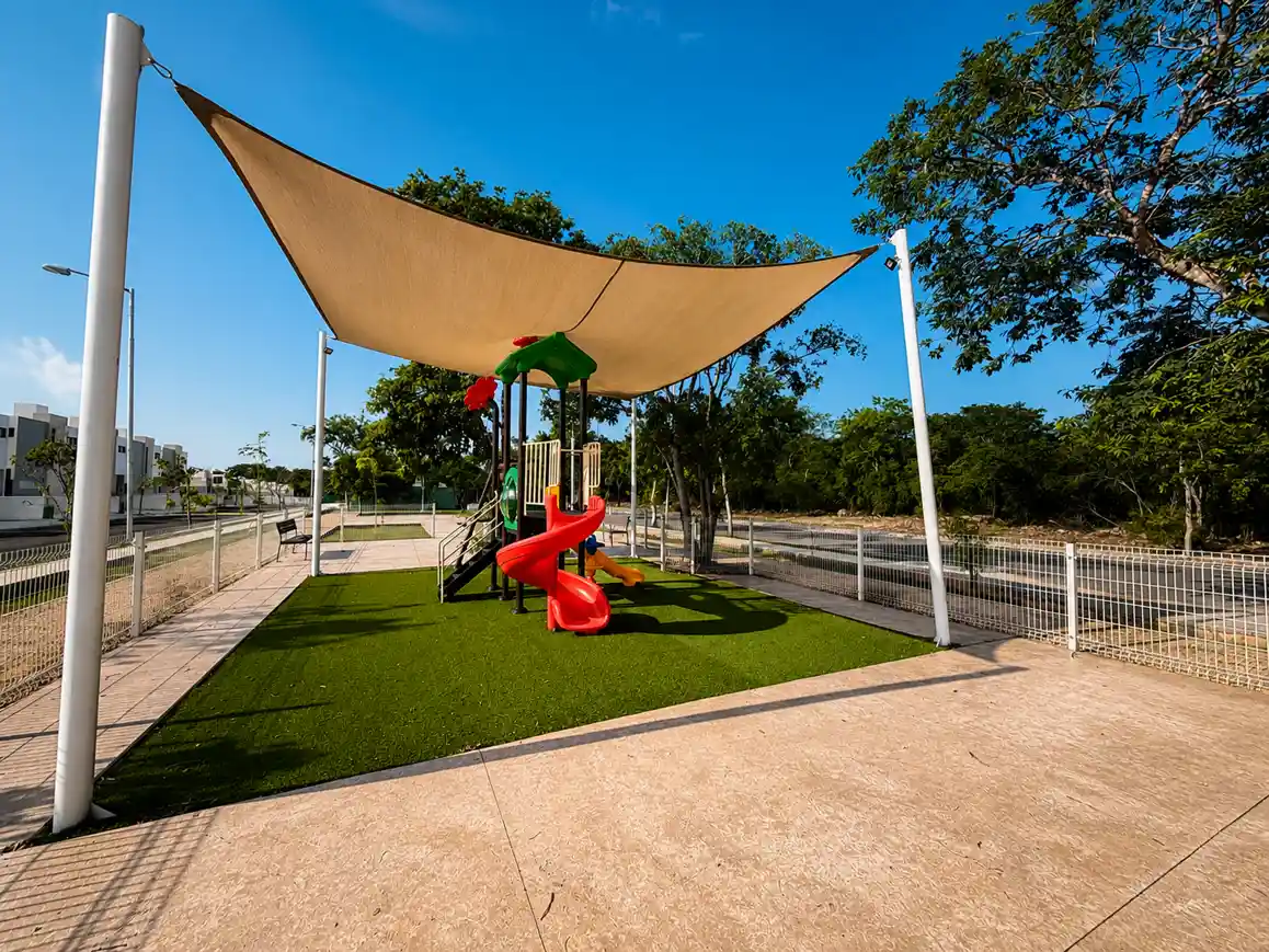 Juegos infantiles techados con resbaladilla en Bosques de Cholul