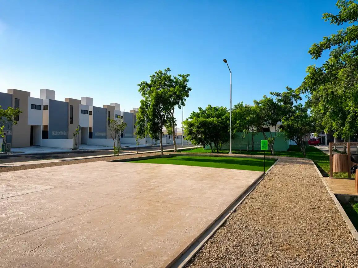 Explanada y áreas verdes del Parque Central de Bosques de Cholul